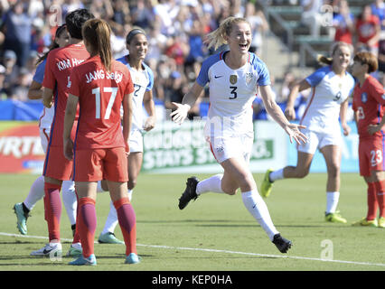 Cary, North Carolina, USA. 22 Okt, 2017. SAMANTHA MEWIS (3) der USA feiert ihr Ziel. Die USA spielten die Republik Korea in Frauen Fußball-Spiel, dass am WakeMed Soccer Park in Cary, N.C.- am Sonntag, 22. Oktober 2017 stattfand. USA gewann 6-0. Credit: Fabian Radulescu/ZUMA Draht/Alamy leben Nachrichten Stockfoto