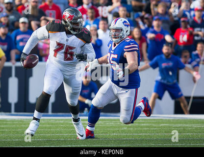 Orchard Park, Florida, USA. 22 Okt, 2017. Tampa Bay Buccaneers beleidigender Gerät Donovan Smith (76) von Buffalo Bills defensive gejagt ist Kyle Williams (95) auf dem abschließenden Spiel der Spiel in Neue Ära Feld in Orchard Park, N.Y., am Sonntag, Oktober 22, 2017. Credit: Loren Elliott/Tampa Bay Zeiten/ZUMA Draht/Alamy leben Nachrichten Stockfoto