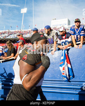 Orchard Park, Florida, USA. 22 Okt, 2017. Tampa Bay Buccaneers defensiver Gerald McCoy (93) das Feld verlässt nach einem haltbaren Verlust zu den Buffalo Bills in Neue Ära Feld in Orchard Park, N.Y., am Sonntag, Oktober 22, 2017. Credit: Loren Elliott/Tampa Bay Zeiten/ZUMA Draht/Alamy leben Nachrichten Stockfoto