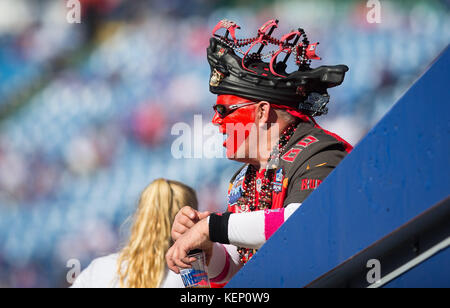 Orchard Park, Florida, USA. 22 Okt, 2017. Ein Bucs fan hängt heraus vor einem Spiel zwischen der Tampa Bay Buccaneers und Buffalo Bills in Neue Ära Feld in Orchard Park, N.Y., am Sonntag, Oktober 22, 2017. Credit: Loren Elliott/Tampa Bay Zeiten/ZUMA Draht/Alamy leben Nachrichten Stockfoto