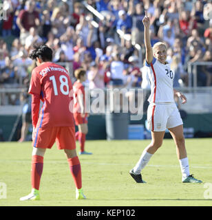 Cary, North Carolina, USA. 22 Okt, 2017. ALLIE LANGE (20) von USA feiert nach dem Scoring der zweiten Hälfte. Die USA spielten die Republik Korea in Frauen Fußball-Spiel, dass am WakeMed Soccer Park in Cary, N.C.- am Sonntag, 22. Oktober 2017 stattfand. USA gewann 6-0. Credit: Fabian Radulescu/ZUMA Draht/Alamy leben Nachrichten Stockfoto