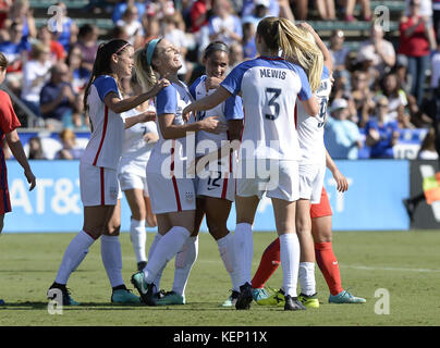 Cary, North Carolina, USA. 22 Okt, 2017. JULIE ERTZ, zweite von links, der USA feiert, nachdem er ein Ziel. Die USA spielten die Republik Korea in Frauen Fußball-Spiel, dass am WakeMed Soccer Park in Cary, N.C.- am Sonntag, 22. Oktober 2017 stattfand. USA gewann 6-0. Credit: Fabian Radulescu/ZUMA Draht/Alamy leben Nachrichten Stockfoto