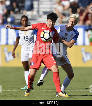 Cary, North Carolina, USA. 22 Okt, 2017. LEE GEUMMIN (11) von Korea Republik wird von Megan Rapinoe (15) der USA in Frage gestellt. Die USA spielten die Republik Korea in Frauen Fußball-Spiel, dass am WakeMed Soccer Park in Cary, N.C.- am Sonntag, 22. Oktober 2017 stattfand. USA gewann 6-0. Credit: Fabian Radulescu/ZUMA Draht/Alamy leben Nachrichten Stockfoto