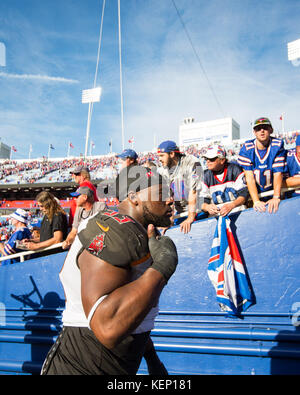 Orchard Park, Florida, USA. 22 Okt, 2017. Tampa Bay Buccaneers defensiver Gerald McCoy (93) das Feld verlässt nach einem haltbaren Verlust zu den Buffalo Bills in Neue Ära Feld in Orchard Park, N.Y., am Sonntag, Oktober 22, 2017. Credit: Loren Elliott/Tampa Bay Zeiten/ZUMA Draht/Alamy leben Nachrichten Stockfoto