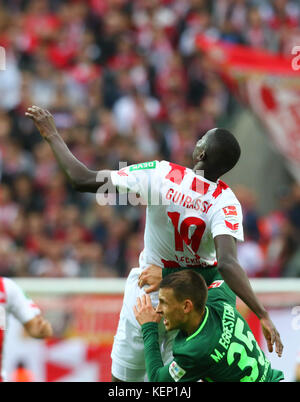 Köln, Deutschland 22. Oktober 2017, Bundesliga Spieltag 9, 1. FC Köln - SV Werder Bremen: Tackling Sehrou Guirassy (Köln) gegen Maximilian Eggestein (Bremen). Quelle: Jürgen Schwarz/Alamy Live News Stockfoto