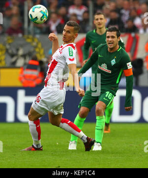 Köln, Deutschland 22. Oktober 2017, Bundesliga Spieltag 9, 1. FC Köln - SV Werder Bremen: Tackling Zlatko Junuzovic (Bremen, R) gegen Pawel Olkowski (Köln). Quelle: Jürgen Schwarz/Alamy Live News Stockfoto