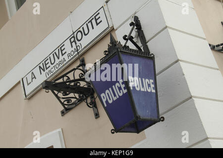 Jersey, UK. 16 Okt, 2017. Ein Polizei Post Zeichen auf die Victoria Road, St Aubin's Bay in Jersey, Channel Islands. © David Mbiyu/Alamy leben Nachrichten Stockfoto