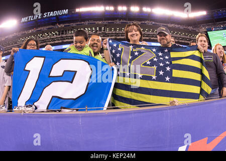 East Rutherford, New Jersey, USA. 22 Okt, 2017. Seattle Seahawks Fans mit Fahnen und halten Sie Ihre ' ' 12. Mann'' während der NFL Spiel zwischen die Seattle Seahawks und die New York Giants bei MetLife Stadium in East Rutherford, New Jersey. Christopher Szagola/CSM/Alamy leben Nachrichten Stockfoto