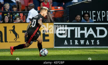 Washington DC, USA. 22 Okt, 2017. D.C. United Freuen #10 Luciano Acosta den Ball dribbelt während einer MLS Fußball Match zwischen der DC United und die New York Red Bulls in der letzten MLS match Im RFK Stadium in Washington DC. Justin Cooper/CSM/Alamy leben Nachrichten Stockfoto