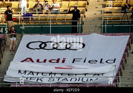 Washington DC, USA. 22 Okt, 2017. DC United stellt den Namen des neuen Feldes im Bau während ein MLS Fußball Match zwischen der DC United und die New York Red Bulls in der letzten MLS match Im RFK Stadium in Washington DC. Justin Cooper/CSM/Alamy leben Nachrichten Stockfoto