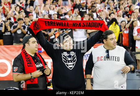 Washington DC, USA. 22 Okt, 2017. DC United Fans grüße RFK Stadium während eines MLS Fußball Match zwischen der DC United und die New York Red Bulls in der letzten MLS match Im RFK Stadium in Washington DC. Justin Cooper/CSM/Alamy leben Nachrichten Stockfoto