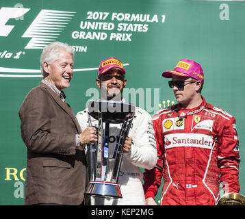 Austin, Texas, USA. 22 Okt, 2017. Ehemalige 42. Präsident der Vereinigten Staaten Bill Clinton, welches die Trophäe für den Sieger #44 LEWIS HAMILTON Treiber für MERCEDES AMG PETRONAS-F1-Team. Credit: Hoss Mcbain/ZUMA Draht/Alamy leben Nachrichten Stockfoto