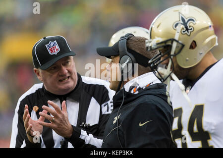 Green Bay, WI, USA. 22 Okt, 2017. New Orleans Head Coach Sean Payton Gespräche mit einem offiziellen während der NFL Football Spiel zwischen den New Orleans Saints und die Green Bay Packers im Lambeau Field in Green Bay, WI. New Orleans besiegt Green Bay 26-17. John Fisher/CSM/Alamy leben Nachrichten Stockfoto