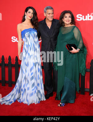 Los Angeles, CA, USA. Oktober 2017. 22. Oktober 2017 – Los Angeles, Kalifornien – Amal Clooney, George Clooney und Baria Alamuddin. „Suburbicon“ Premiere im Regency Village Theatre in Los Angeles. Foto: AdMedia Credit: AdMedia/ZUMA Wire/Alamy Live News Stockfoto