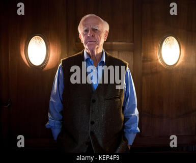 Hamburg, Deutschland. 16. Oktober 2017. Der britische Bestseller John le Carre, fotografiert während eines Interviews mit der Deutschen Presse-Agentur (dpa) in einem Hotel in Hamburg, Deutschland, am 16. Oktober 2017. Der Autor präsentierte seinen neuen Roman 'A Legacy of Spies' (deutscher Titel: 'Das Vermaechtnis der Spione'). Quelle: Christian Charisius/dpa/Alamy Live News Stockfoto