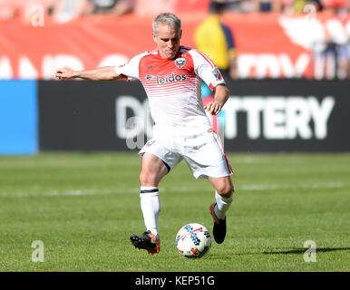 Washington, DC, USA. 22 Okt, 2017. 20171022 - Ehemalige D.C. United player Richie Williams schiebt die Kugel während der D.C. United Legenden Match am RFK Stadium in Washington. Credit: Chuck Myers/ZUMA Draht/Alamy leben Nachrichten Stockfoto