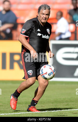 Washington, DC, USA. 22 Okt, 2017. 20171022 - Ehemalige D.C. United Spieler und Fan Favorite MARCO ETCHEVERRY (10) leitet während der D.C. United Legenden Match am RFK Stadium in Washington. Credit: Chuck Myers/ZUMA Draht/Alamy leben Nachrichten Stockfoto