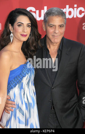 Los Angeles, Kalifornien, USA. Oktober 2017. 22. Oktober 2017 - Los Angeles, Kalifornien USA - Regisseur/Produzent/Drehbuchautor/Schauspieler GEORGE CLOONEY, Ehefrau AMAI CLOONEY bei der ''Suburbicon'' Premiere im Regency Theater, Westwood, Los Angeles CA. Credit: Paul Fenton/ZUMA Wire/Alamy Live News Stockfoto