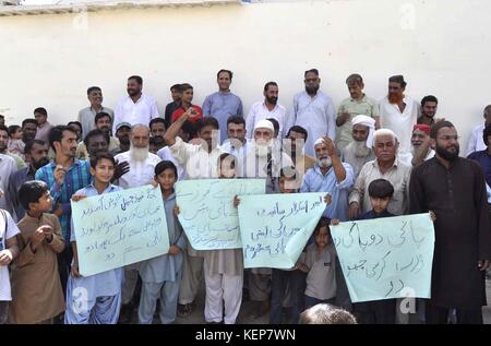 Die Bewohner des Gebiets Laborer Square Site demonstrieren am Sonntag, den 22. Oktober 2017, gegen die Schließung der Trinkwasserversorgung in ihrer Gemeinde in Karachi. Stockfoto