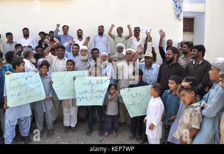 Die Bewohner des Gebiets Laborer Square Site demonstrieren am Sonntag, den 22. Oktober 2017, gegen die Schließung der Trinkwasserversorgung in ihrer Gemeinde in Karachi. Stockfoto