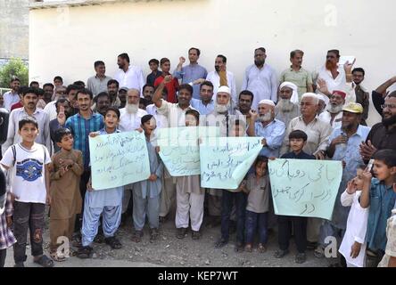 Die Bewohner des Gebiets Laborer Square Site demonstrieren am Sonntag, den 22. Oktober 2017, gegen die Schließung der Trinkwasserversorgung in ihrer Gemeinde in Karachi. Stockfoto