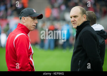 Köln, Deutschland. Oktober 2017. Trainer Peter STOEGER (li., Stoger, K) und Jörg SCHMADTKE (Jorg, Geschaeftsfuehrer Sport, K), redend, reden, Fußball 1. Bundesliga, 9. Spieltag, 1.FC Köln (K) - Werder Bremen (HB), am 22.10.2017 in Köln. |Nutzung weltweit Guthaben: dpa/Alamy Live News Stockfoto