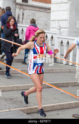 Venedig, Venetien, Italien, 22. Oktober 2017. Teilnehmer und Läufer in das Venedig Marathon nähert sich dem Ende, die durch San Marco vor dem Dogenpalast an der Ponte della Paglia. Stockfoto