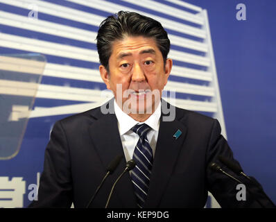 Tokio, Japan. Oktober 2017. Der japanische Premierminister und regierende Führer der Liberalen Demoratischen Partei (LDP), Shinzo Abe, spricht vor der Presse vor dem Hauptquartier der LDP in Tokio, einen Tag nach den Parlamentswahlen am Montag, den 23. Oktober 2017. Es wird erwartet, dass Abe die meisten der derzeitigen Kabinettsmitglieder behält. Quelle: Yoshio Tsunoda/AFLO/Alamy Live News Stockfoto
