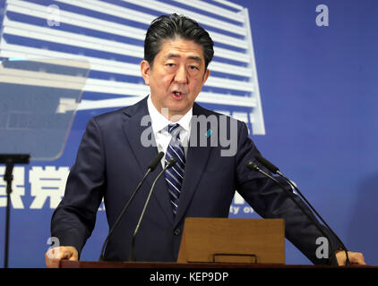 Tokio, Japan. Oktober 2017. Der japanische Premierminister und regierende Führer der Liberalen Demoratischen Partei (LDP), Shinzo Abe, spricht vor der Presse vor dem Hauptquartier der LDP in Tokio, einen Tag nach den Parlamentswahlen am Montag, den 23. Oktober 2017. Es wird erwartet, dass Abe die meisten der derzeitigen Kabinettsmitglieder behält. Quelle: Yoshio Tsunoda/AFLO/Alamy Live News Stockfoto