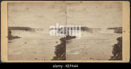 Dieses Bild zeigt die Horseshoe Falls und American Falls unterhalb des Clifton Hill Area. Es ist ein historisches Foto von John Carbutt, das die ikonischen Niagarafälle im 19. Jahrhundert zeigt. Stockfoto