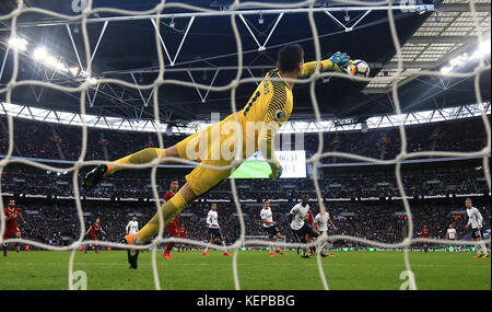 Tottenham Hotspur Torwart Hugo Lloris (Mitte) rettet einen Schuss vor Liverpools Philippe Coutinho während des Premier League Spiels im Wembley Stadium, London. Stockfoto