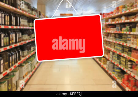 Red leeres Etikett auf einem Blur Supermarkt Hintergrund Stockfoto