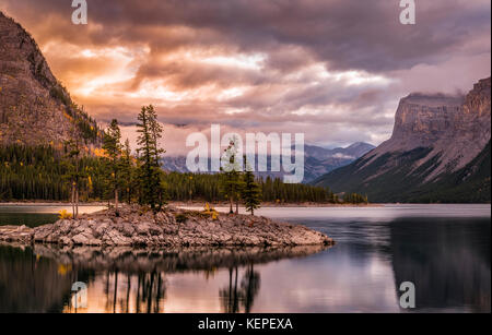Lake Minnewanka im Banff National Park, Alberta. Stockfoto