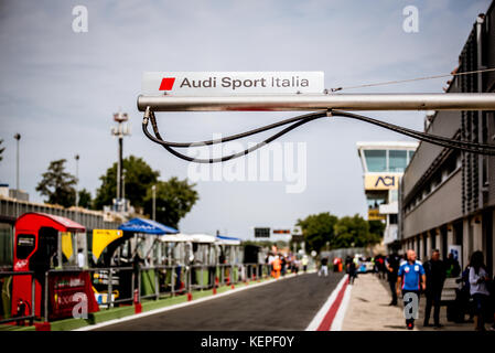 Vallelunga, Italien, 24. September 2017. Motorsport Stromkreis Pit Lane Audi Sport Team paddock Panel schließen, Stromkreis ot des Fokus im Hintergrund Stockfoto