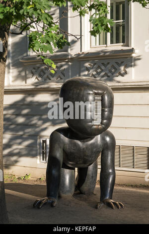 Eine große Bronze baby Skulptur des tschechischen Künstlers David Černý in einem Park auf der Insel Kampa in Prag, Tschechien, im Sommer. Stockfoto