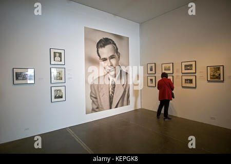 Ein Zuschauer bei Warhol Familie Fotos auf der 7. Etage des Andy Warhol Museum in der Innenstadt von Pittsburgh, Pennsylvania ausgestellt. Stockfoto