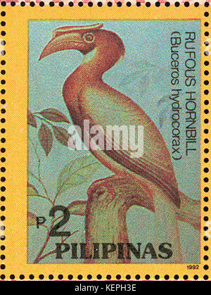 Die philippinische Marke von 1992 trägt den Buceros Hydrocorax, der allgemein als schwarzer Nashornschnabel bekannt ist. Dieser in Südostasien beheimatete Vogel ist bekannt für seinen großen, markanten Schnabel und ist ein Symbol für den Schutz der Tierwelt in der Region. Stockfoto
