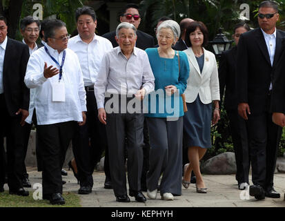 Die japanischen Kaiser Akihito und Kaiserin Michiko treffen die Vertreter der Philippinischen Verband der Japan Alumni Stockfoto