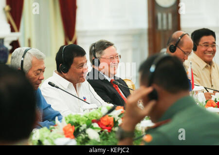 Präsident Rodrigo Duterte gesehen wird lächelnd mit seinem Kabinett Sekretärinnen bei einem bilateralen Treffen mit dem indonesischen Präsidenten Joko Widodo bei Istana Merdeka in Jakarta Am 9. Stockfoto