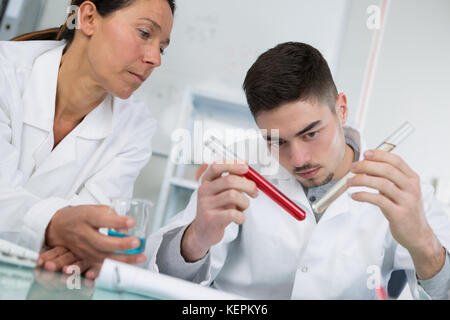 Praktikum der Biochemie im Labor Stockfoto