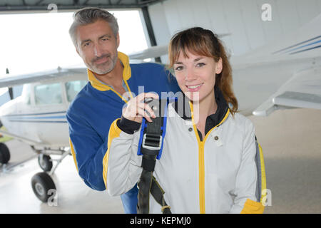 Unerfahrene Fallschirmspringer neben Flugzeug Stockfoto