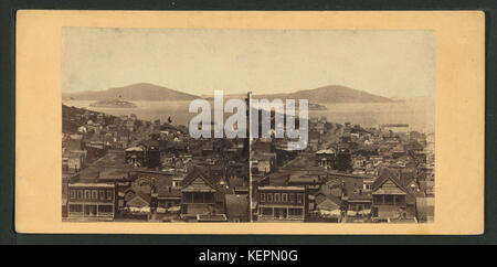 Dieser Panoramablick fängt die Skyline und die Straßen von San Francisco von der Ecke Sacramento und Taylor Street ein. Aus der Robert N. Dennis-Sammlung stereoskopischer Ausblicke bietet es einen historischen Einblick in die Architektur und Landschaft der Stadt. Stockfoto