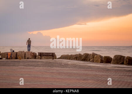 HAIFA, ISRAEL - 16. OKTOBER 2017: Sonnenuntergangsszene am bat-Galim-Strand mit einheimischen Fischern in Haifa, Israel Stockfoto