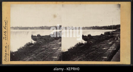 Dieses stereoskopische Bild aus der Robert N. Dennis-Sammlung erfasst Table Rock, ein geologisches Merkmal in der Nähe der Horseshoe Falls auf der kanadischen Seite, das die natürliche Schönheit und die einzigartigen Felsformationen der Gegend zeigt. Stockfoto