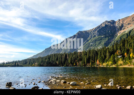 Schönen Herbst Berglandschaft mit See und Wald am Fuße der Rocky Mountains gegen den blauen Himmel Stockfoto