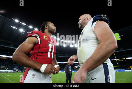 Die Arizona Cardinals Larry Fitzgerald (links) und die Rams Andrew Whitworth aus Los Angeles nach dem Spiel der International Series in Twickenham, London. Stockfoto