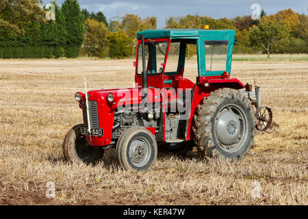 Massey Ferguson 35 X Traktor im Stoppel Feld UK Stockfoto