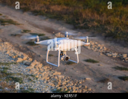 Russland, poltavskaya Dorf - 28. August 2016. die Drohne, schweben über dem Boden. bei Start oder Landung Quadrocoptern. Stockfoto
