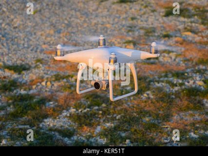 Russland, poltavskaya Dorf - 28. August 2016. die Drohne, schweben über dem Boden. bei Start oder Landung Quadrocoptern. Stockfoto