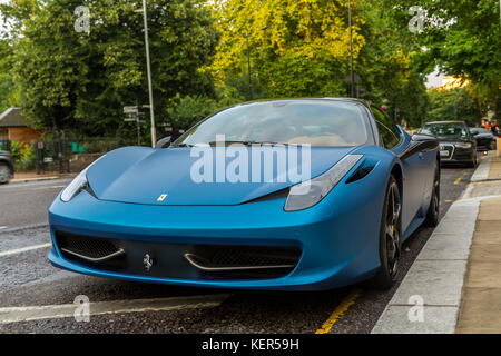 Blue Ferrari 458 in London Street. Stockfoto